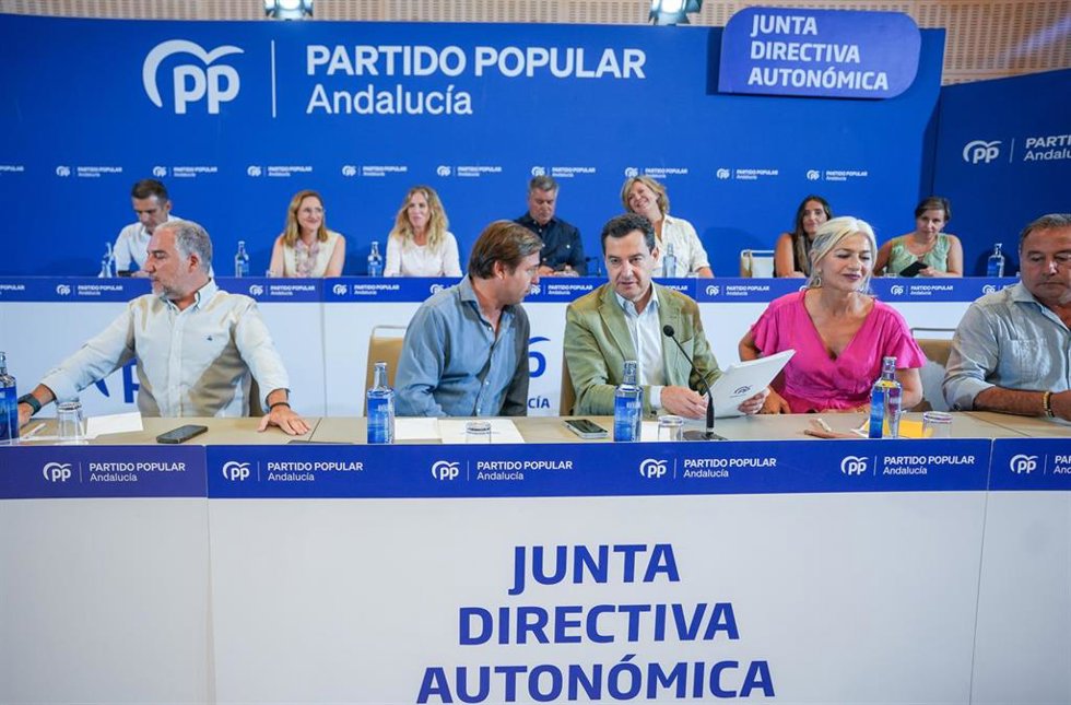 El presidente del PP-A, Juanma Moreno (c), junto al secretario general del PP-A, Antonio Repullo (i), a su llegada a la reunión de la Junta Directiva Autonómica del partido. A 22 de julio de 2026, en Sevilla (Andalucía, España). El presidente del PP-A, Ju