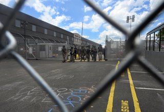 Archivo - June 21, 2026, Newark, Nj, USA: Children came to visit asylum seekers in detention at ICE facility Delaney Hall for a brief respite of reunion on Fathers Day in Newark NJ on June 21, 2026.  ..A family came bearing images of their Papa on matchin