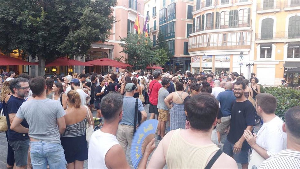 Concentración en Cort para protestar por la suspensión del 'sopar a la llesca'.