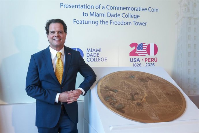 Perú.- Embajador de EE.UU devela moneda por bicentenario de las relaciones con el Perú