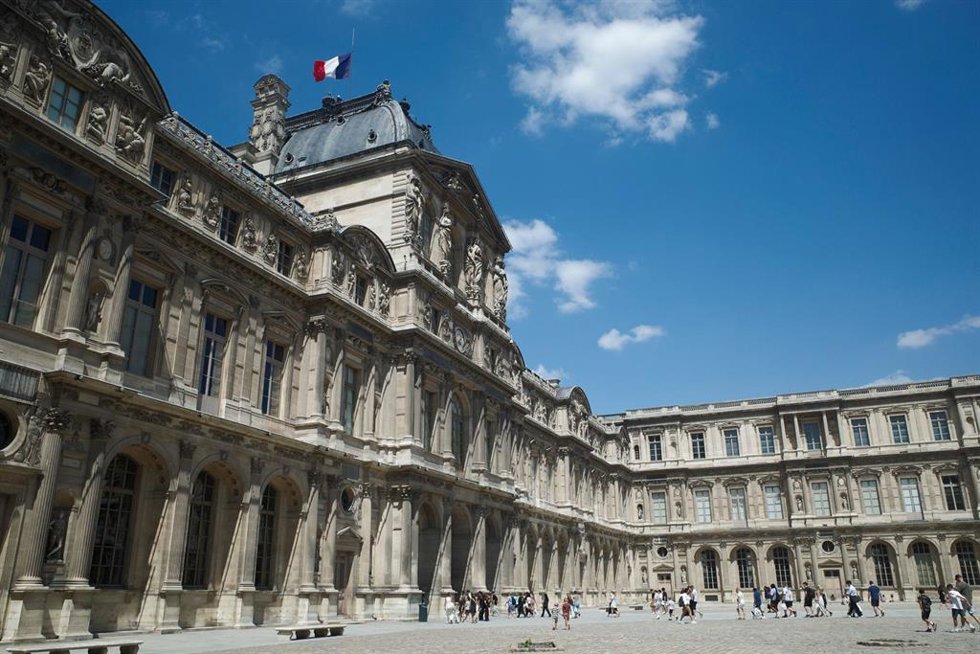 Turistas en el Museo del Louvre en París