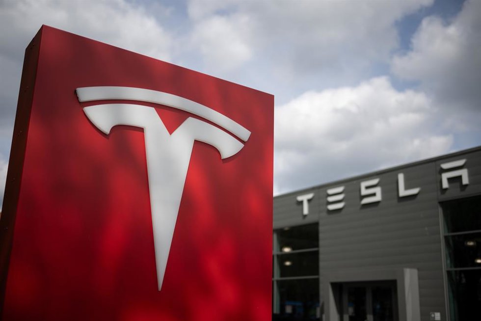 Archivo - FILED - 23 April 2024, Berlin: The Tesla logo is seen at a car dealership. Electric car manufacturer Tesla reported a sharp drop in first-quarter profit, following a decline in vehicle deliveries. Photo: Sebastian Christoph Gollnow/dpa
