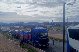 Vallenar 21 de julio 2026. Largas filas de camiones en el ingreso al puente Maitencillo del R o Huasco de Vallenar durante la emergencia por el sistema frontal. Claudio Lopez/Aton Chile