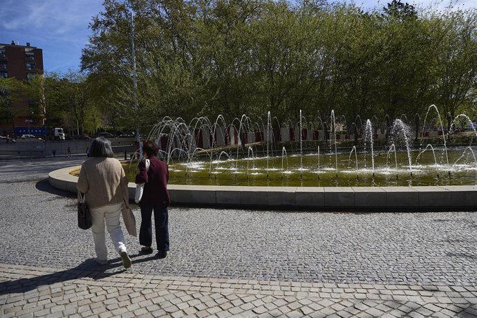 Archivo - Varias personas en un parque