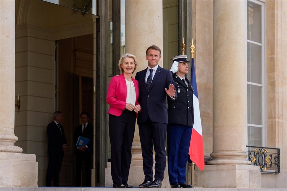 La presidenta de la Comisión Europea, Ursula von der Leyen (izq.), junto al presidente de Francia, Emmanuel Macron (der.), tras una reunión en París