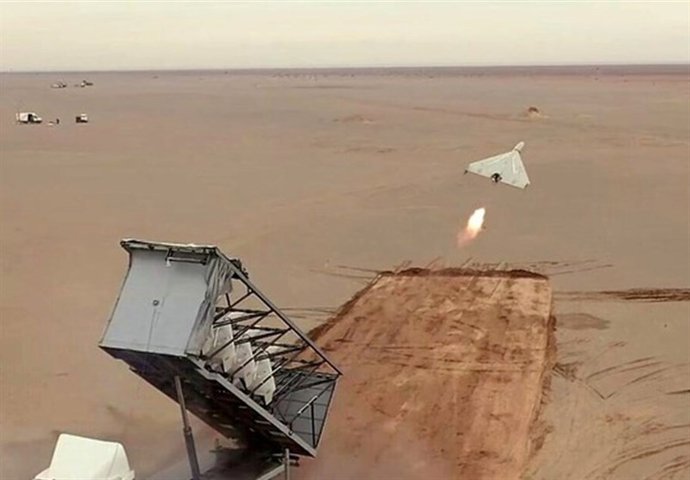 Archivo - Arquivo - ARQUIVADO - 14 de abril de 2024, Irã, ---: Um drone é lançado em uma área não revelada no Irã, enquanto o país lança dezenas de drones em direção a Israel. Foto: Agência de Notícias Tasnim/ZUMA Press Wire/dpa