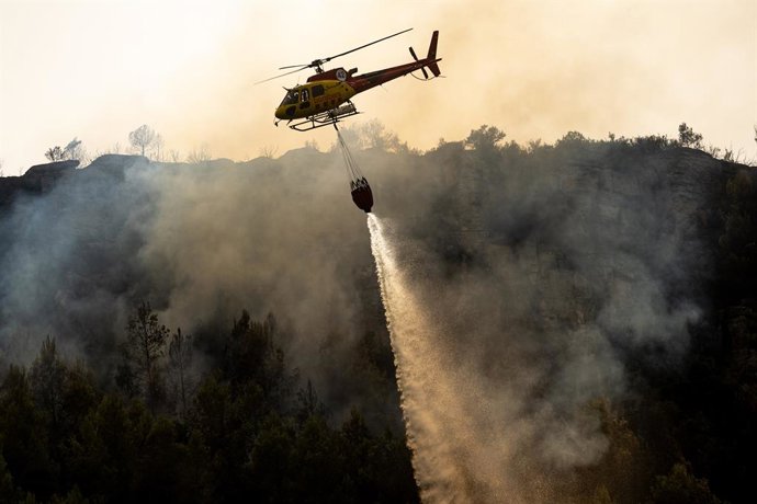 Un helicòpter durant les tasques d'extinció d'un incendi a Cervelló (Barcelona)