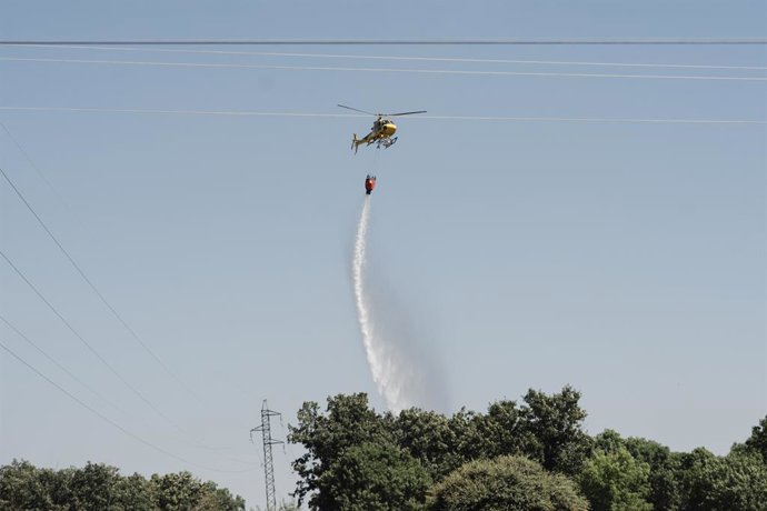 Un helicóptero trabaja en la extinción del incendio, a 17 de julio de 2026, en Lozoyuela, Madrid (España). El servicio de Emergencias del 112 de la Comunidad de Madrid ha informado que continúan los trabajos de los bomberos y de los agentes forestales par
