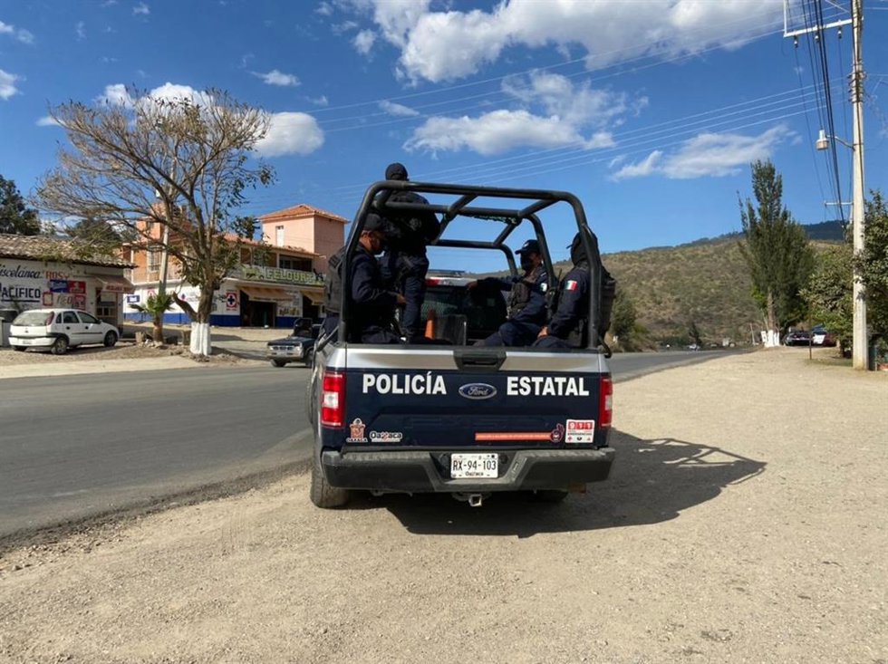 Archivo - Agentes de la Policía del estado mexicano de Oaxaca en un vehículo del cuerpo