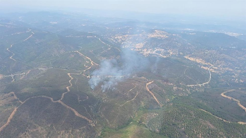 Vista aérea del incendio de Almonaster la Real (Huelva).