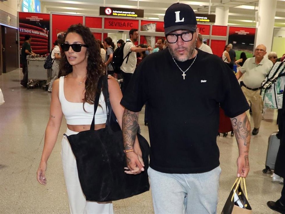 Kiko Rivera y Lola García en el aeropuerto de Sevilla