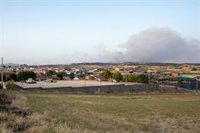 Unos 200 vecinos de Villa del Prado siguen realojados en el polideportivo por el incendio aún no estabilizado