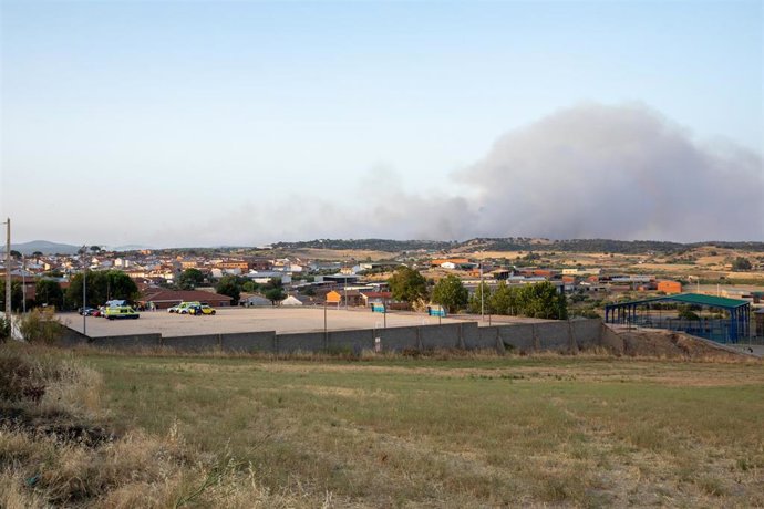 Vista de la columna de humo, en la urbanización El Encinar del Alberche, a 22 de julio de 2026, en Villa del Prado, Madrid (España). Un incendio forestal originado en la tarde este miércoles en la localidad de Almorox (Toledo), que se ha elevado al nivel 
