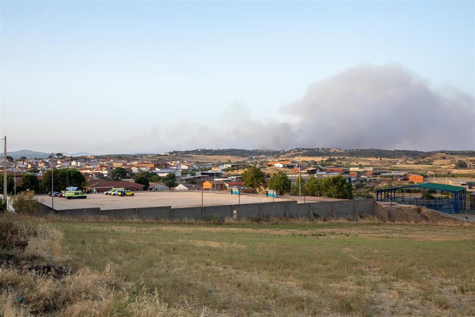 Vista de la columna de humo, en la urbanización El Encinar del Alberche, a 22 de julio de 2026, en Villa del Prado, Madrid (España). Un incendio forestal originado en la tarde este miércoles en la localidad de Almorox (Toledo), que se ha elevado al nivel 
