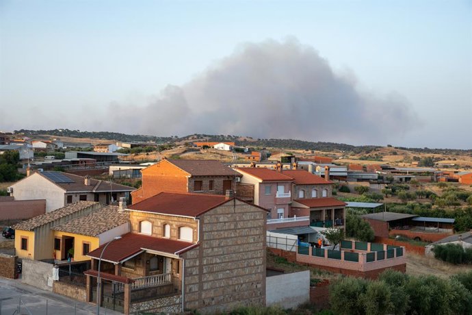 Vista de la columna de humo, en la urbanización El Encinar del Alberche, a 22 de julio de 2026, en Villa del Prado, Madrid (España). Un incendio forestal originado en la tarde este miércoles en la localidad de Almorox (Toledo), que se ha elevado al nivel 