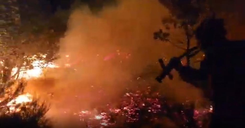 La UME realiza "ataques directos" al incendio para defender a la población de Turienzo Castañero (León)