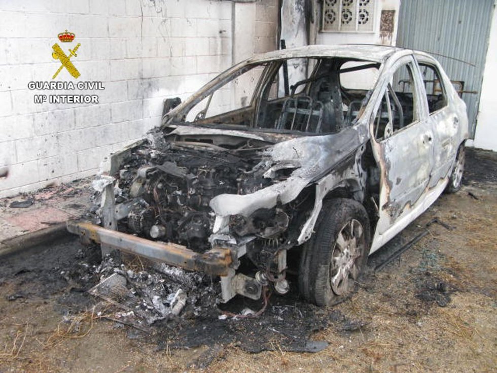Coche oficial del Ayuntamiento de Cambados (Pontevedra) calcinado en un incendio intencionado.