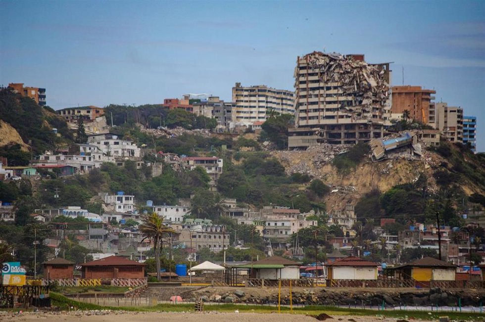 Imagen de archivo de edificios afectados por los terremotos en La Guaira, Venezuela.