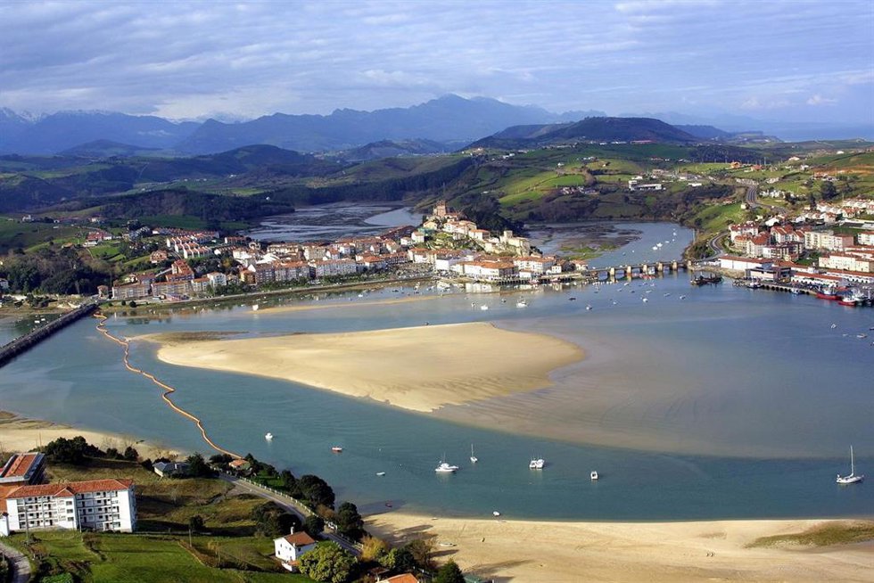 San Vicente de la Barquera. Pueblo. Villa. Cantabria. Turismo. Paisaje. Mar. Montaña. Playa. Picos de Europa