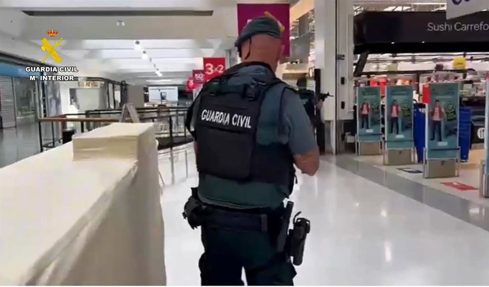 Un agente de la Guardia Civil durante la intervención en el centro comercial de Roquetas de Mar (Almería).