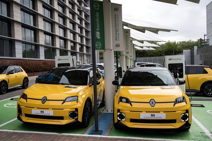 Archivo - Renault Group mantiene sus ventas estables hasta junio y sube al 52% el peso de electrificados en Europa