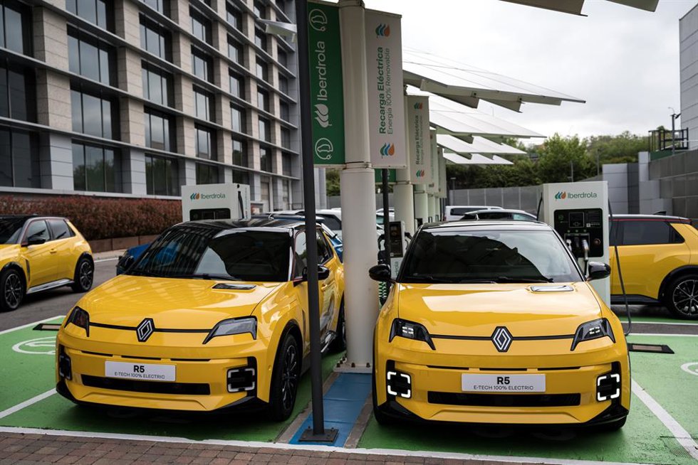 Archivo - Renault Group mantiene sus ventas estables hasta junio y sube al 52% el peso de electrificados en Europa