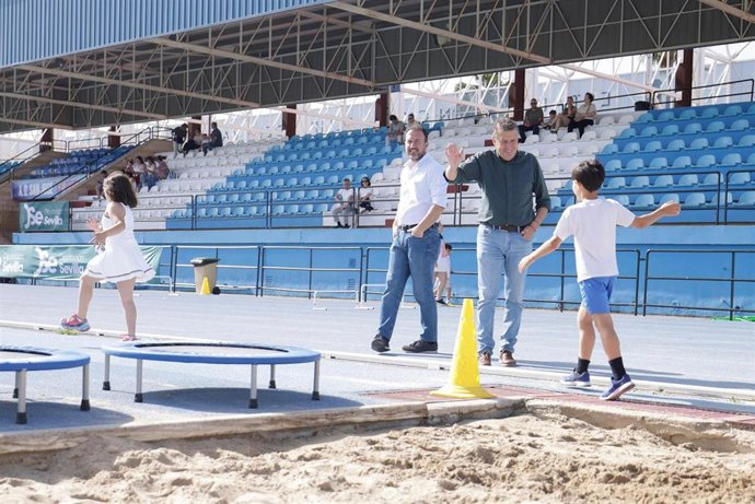 El alcalde de la Rinconada, Javier Fernández, saludando a niños en un evento deportivo