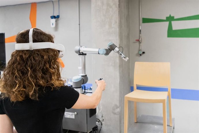 La UPV desarrolla un robot para pintar muebles que imita el movimiento humano