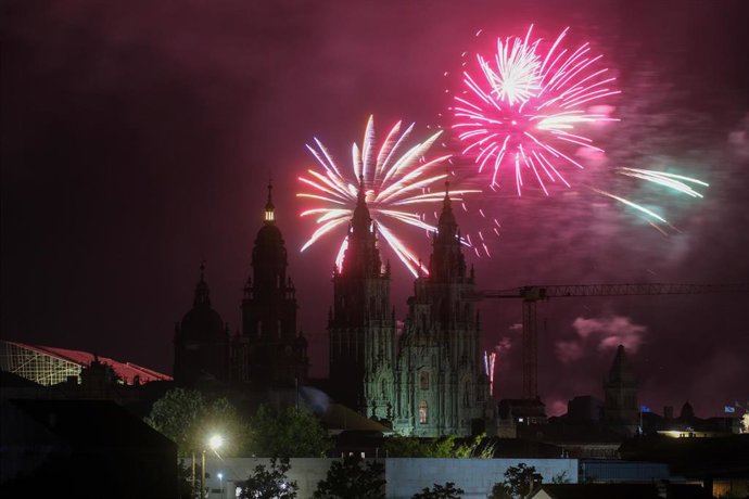 Archivo - Fuegos artificiales durante el espectáculo ‘Fuegos del Apóstol por el Día de Galicia, en Santiago de Compostela, A Coruña, Galicia (España).