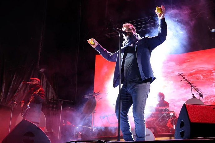 Archivo - El cantante Pau Debon durante el concierto del grupo Antònia Font en el recinto Trui Son Fusteret, a 28 de enero de 2023, en Palma