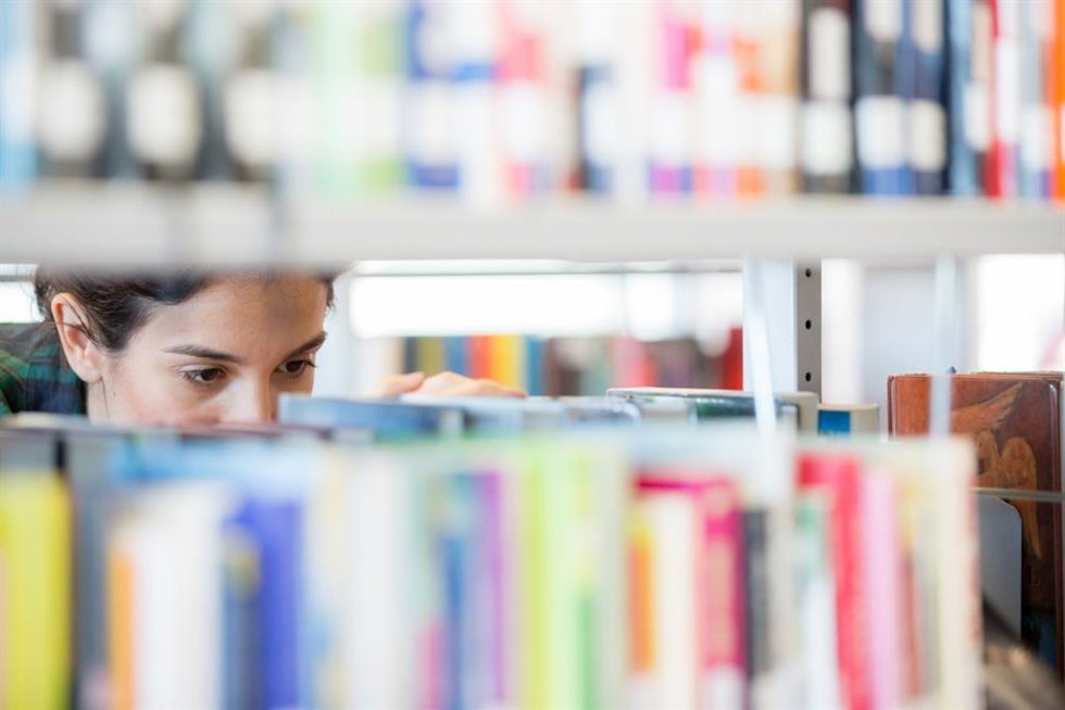 Archivo - Una joven leyendo