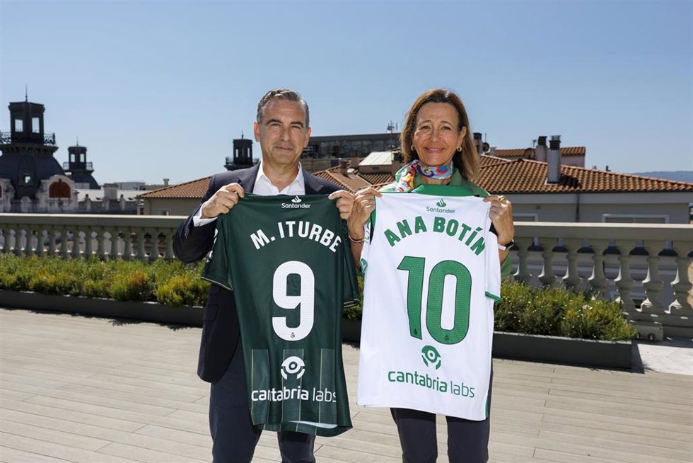 La presidenta de Banco Santander, Ana Botín, junto a Manuel Iturbe posan con la camiseta del Real Racing Club de Santander en el Edificio Hernán Cortés en Santander.