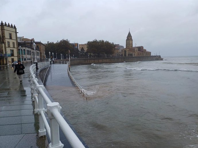 Archivo - Imagen de archivo de lluvia y viento en Gijón.