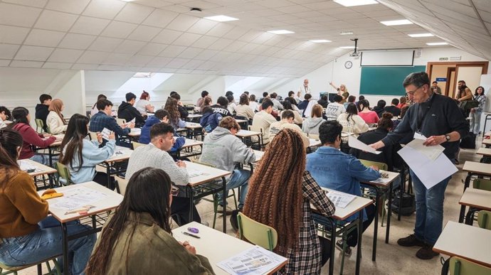 Archivo - Estudiantes en la PAU