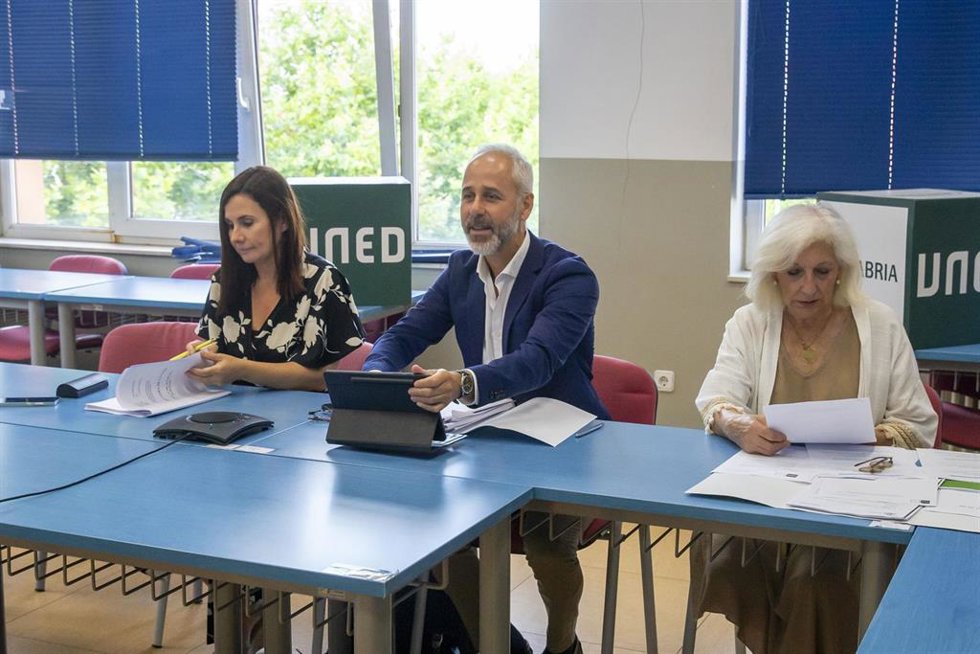 El consejero de Educación, Formación Profesional y Universidades, Sergio Silva, preside la Junta Rectora de la UNED