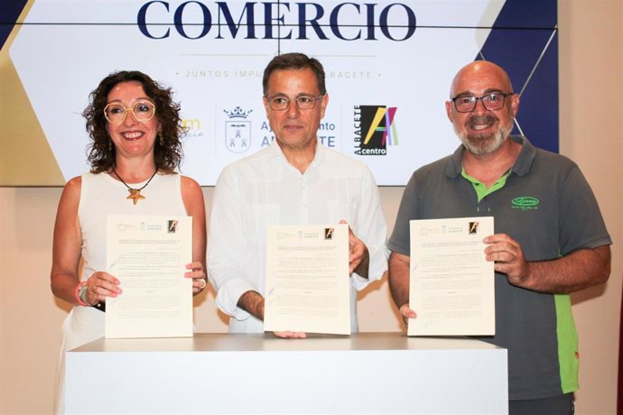 Firma de un convenio para la puesta en marcha de la campaña 'Bonos Comercio'