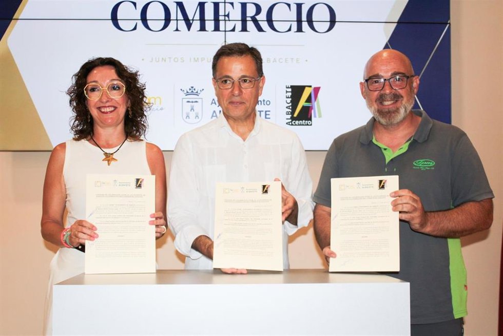 Firma de un convenio para la puesta en marcha de la campaña 'Bonos Comercio'
