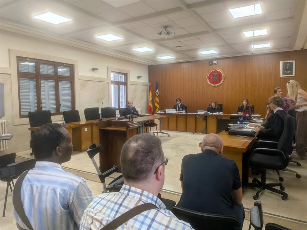 El acusado, sentado en primera fila, este jueves en la Audiencia Provincial de Baleares.