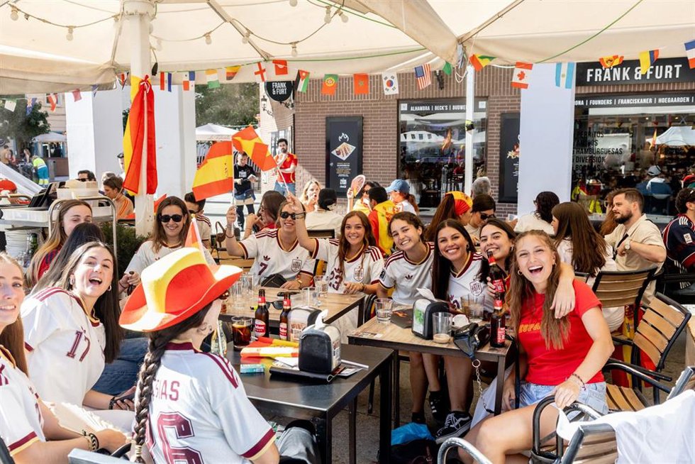 Varios aficionados de la Selección Española en la terraza de un bar durante el ambiente previo al partido entre España y Argentina