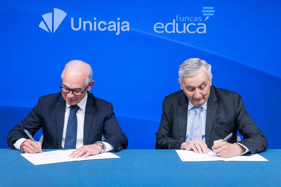 El convenio firmado por el CEO de Unicaja, Isidro Rubiales, y el director general de Funcas, Carlos Ocaña.