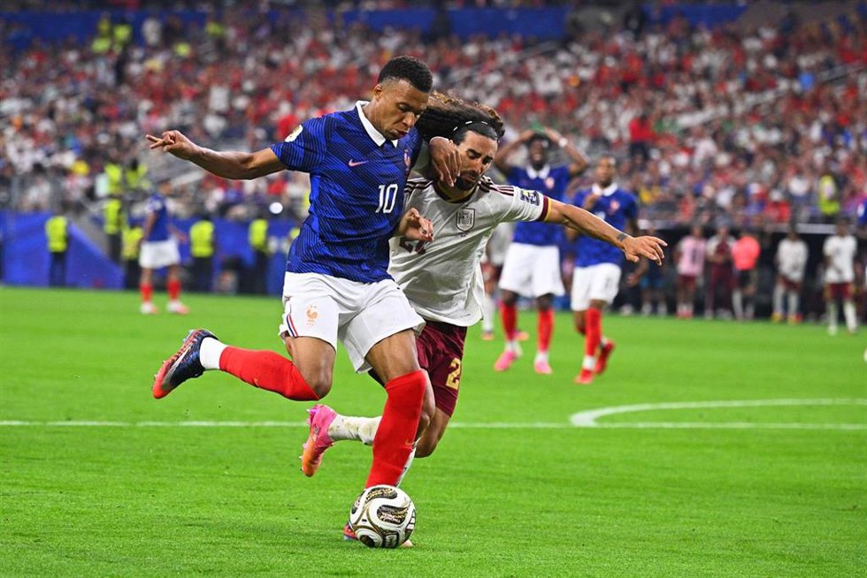 El jugador francés Kylian Mbappé en una acción junto a Marc Cucurella en la semifinal del Mundial 2026.