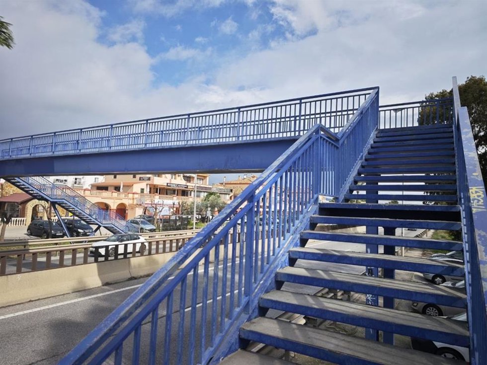 Archivo - Paso peatonal elevado en Estepona