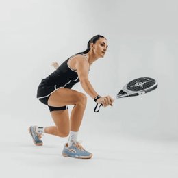 La jugadora Tamara Icardo con una pala de pádel de la marca Starvie.