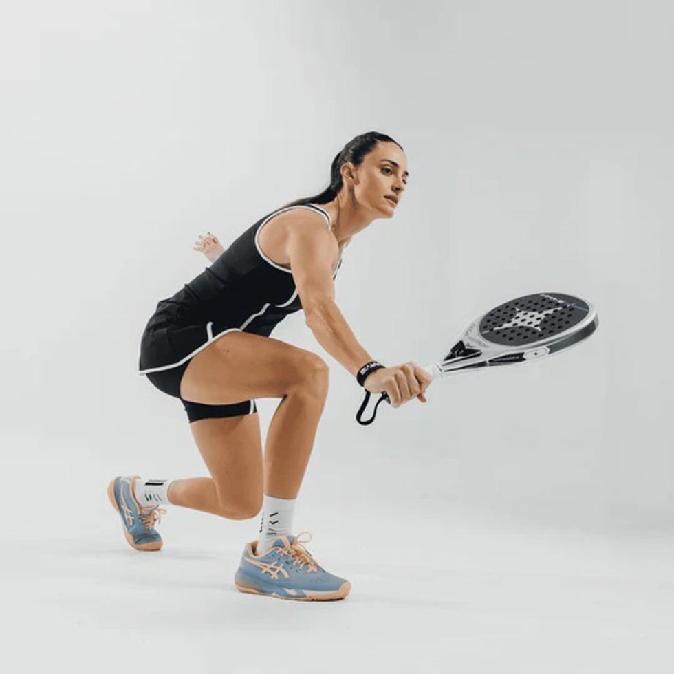 La jugadora Tamara Icardo con una pala de pádel de la marca Starvie.