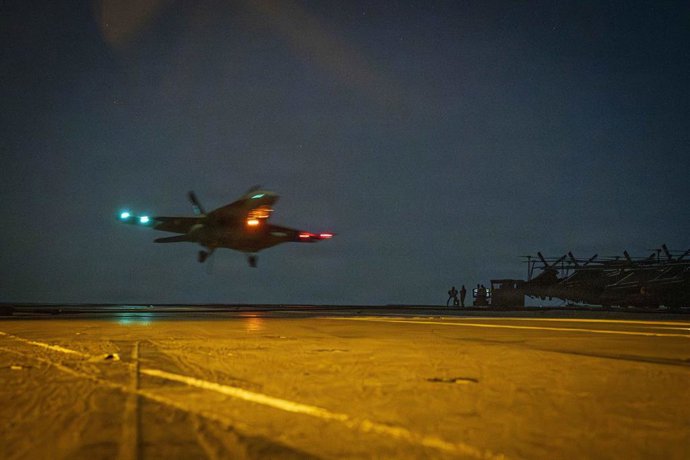 Archivo - March 17, 2026, Uss Gerald R Ford, International Waters: A U.S. Navy F/A-18E Super Hornet aircraft, attached to the Ragin' Bulls of Strike Fighter Squadron 37, lands on the flight deck of the Ford-class aircraft carrier USS Gerald R. Ford operat