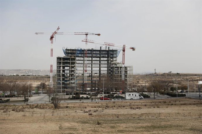 Archivo - Tres grúas en un edificio en obras, a 11 de febrero de 2022, en Madrid (España).