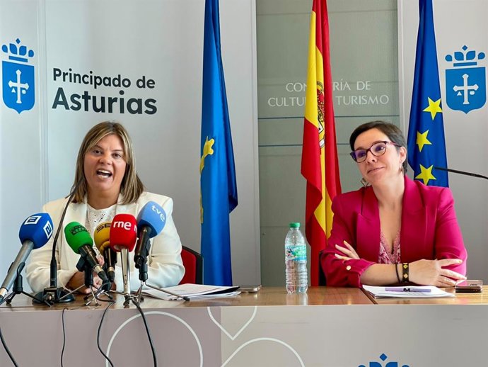 La vicepresidenta del Principado, Gimena Llamedo, y  la directora general de Igualdad, Vanesa Fernández, durante la rueda de prensa celebrada este jueves.