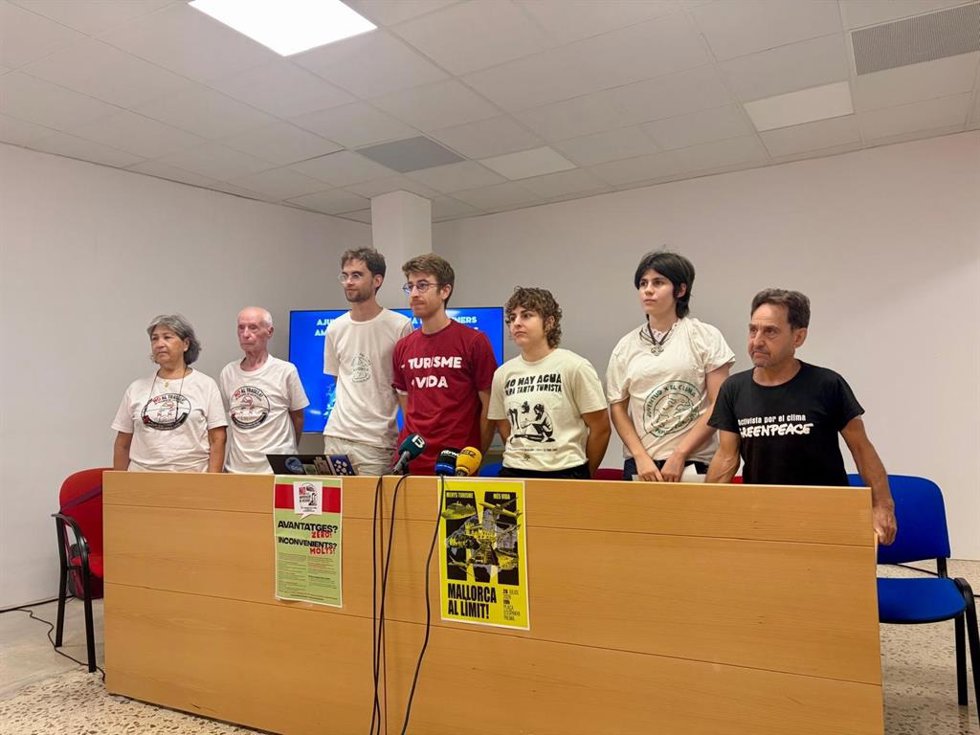 La plataforma 'Menys Turisme, Més Vida', Greenpeace, Terra Ferida y representantes vecinales de Son Sardina en una rueda de prensa en Palma.