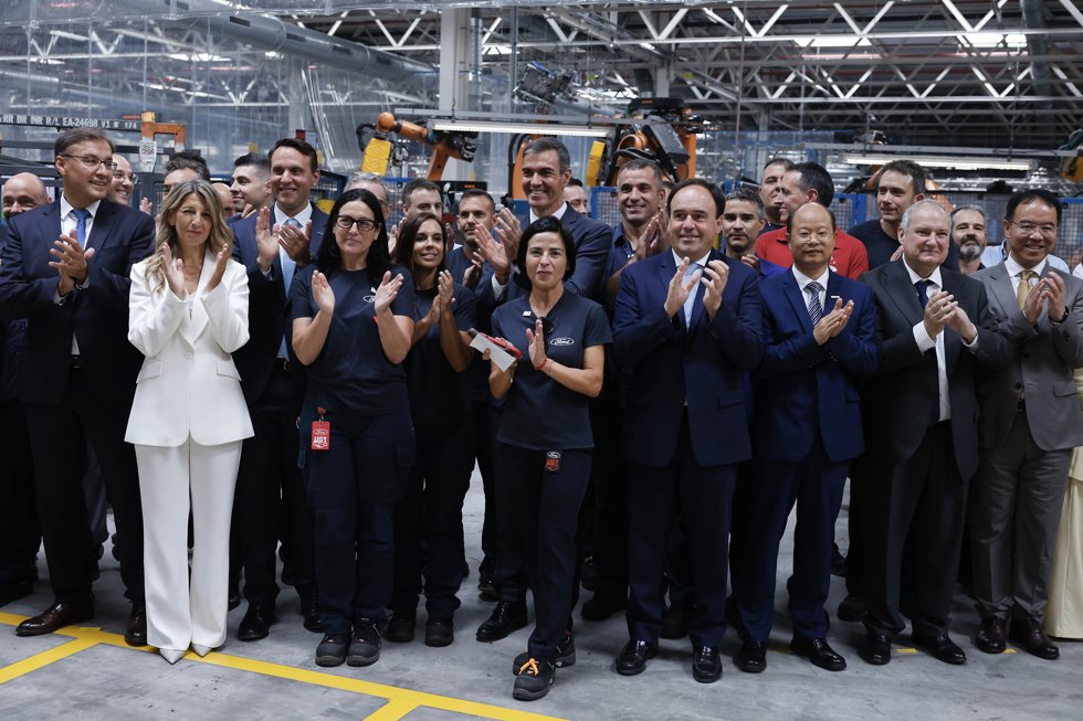 Foto de familia durante la visita a las instalaciones de la factoría de Ford en Almussafes, a 23 de julio de 2026, en Almussafes, Valencia, Comunitat Valenciana (España).