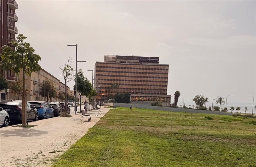 El antiguo edificio de Gesa y la zona verde anexa.